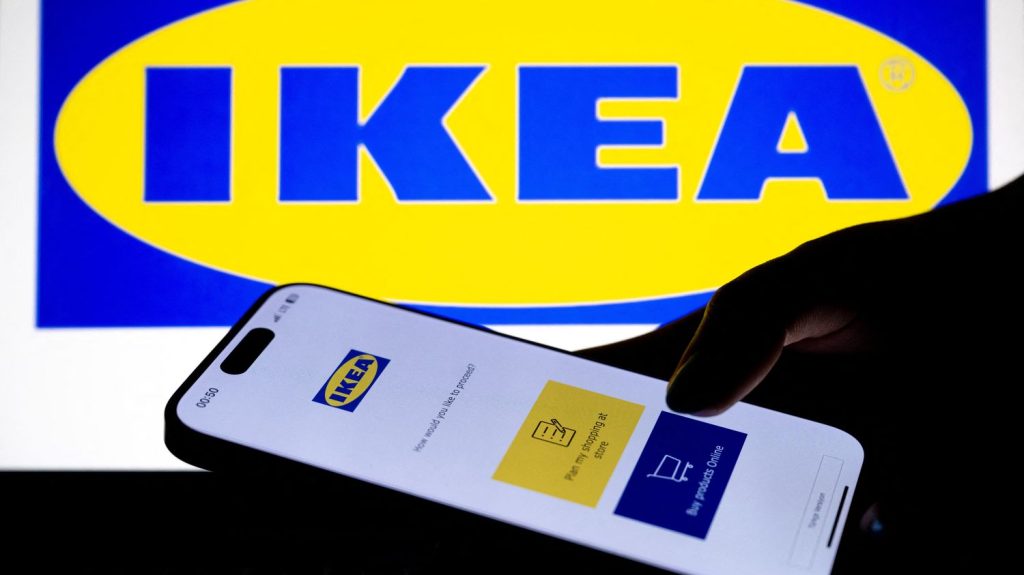 Jeux vidéo : Ikea va embaucher des vendeurs dans son magasin virtuel sur Roblox
Le métavers refait parler de lui. On peut désormais être payé pour travailler dans un magasin virtuel créé dans un jeu vidéo. L'entreprise de mobilier Ikea propose de recruter des vendeurs virtuels dans ses magasins sur le jeu vidéo Roblox.