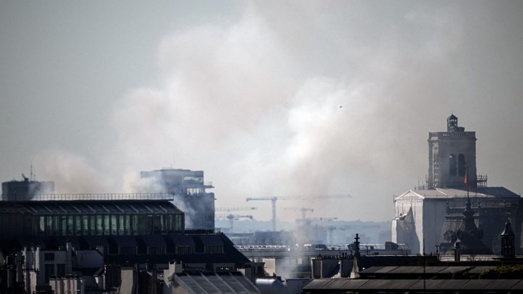 Paris : un incendie est en cours dans un immeuble près de l'hôtel de ville, cinq pompiers blessés et une personne portée disparue
Le feu s'est déclaré mardi dans la matinée dans un immeuble situé rue de la Verrerie, dans le 4e arrondissement de la capitale.