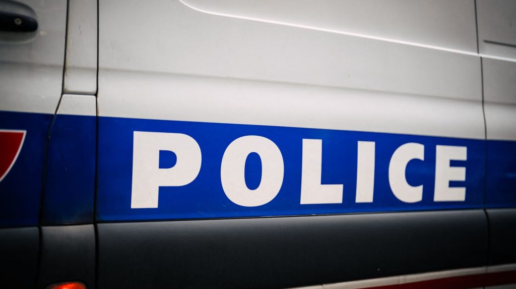 Haute-Savoie : l'individu soupçonné d'avoir poignardé à mort un homme en pleine rue à Annemasse a été mis en examen et placé en détention provisoire
Arrêté en Suisse, il a été remis aux autorités françaises.