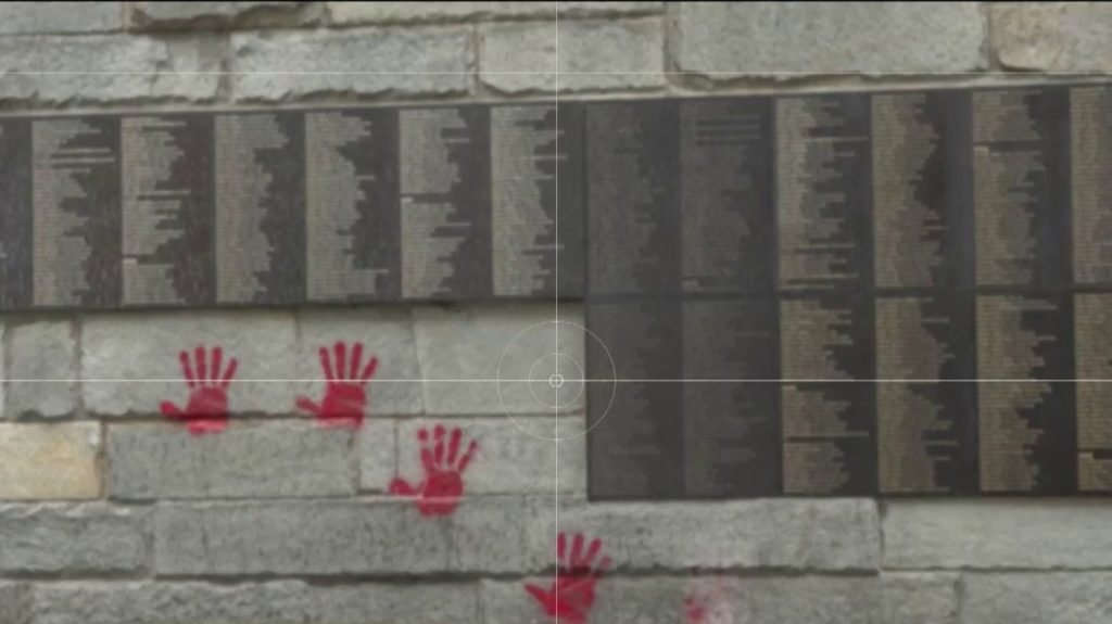 Cercueils retrouvés près de la tour Eiffel : l'un des suspects impliqué dans l'affaire des mains rouges taguées sur le Mémorial de la Shoah
L'enquête sur les cercueils déposés samedi 1er juin devant la tour Eiffel s'oriente vers une ingérence russe. Un point en particulier intéresse les enquêteurs : le lien de l'un des suspects avec une autre affaire d'ingérence.