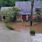 Inondations en Mayenne : "C'est dur des moments comme ça, mais ça soude aussi les gens" témoigne, ému, un adjoint au maire de Craon
Le temps du nettoyage est venu, confie Quentin Lanvierge même si le département reste en vigilance orange. En visite à Craon, le ministre de la Transition écologique Christophe Béchu, a annoncé activer la reconnaissance de l'état de catastrophe naturelle dès mi-juillet.