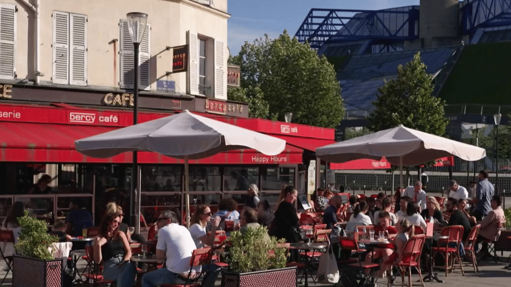 Paris 2024 : les commerçants de la capitale inquiets
Bon nombre de restaurateurs parisiens s’inquiètent à mesure qu’approchent les Jeux olympiques. Ceux qui se trouvent à proximité des sites vont devoir démonter leur terrasse, sans parler des QR codes, indispensables aux clients pour venir jusque chez eux.
