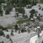 Intempéries en Isère : depuis le ciel, une vallée défigurée
Le massif de Loisans, en Isère, a été touché par un épisode torrentiel, vendredi 21 juin. Un hameau a été totalement dévasté, et une centaine de personnes a échappé au pire grâce à l’intervention des secours.