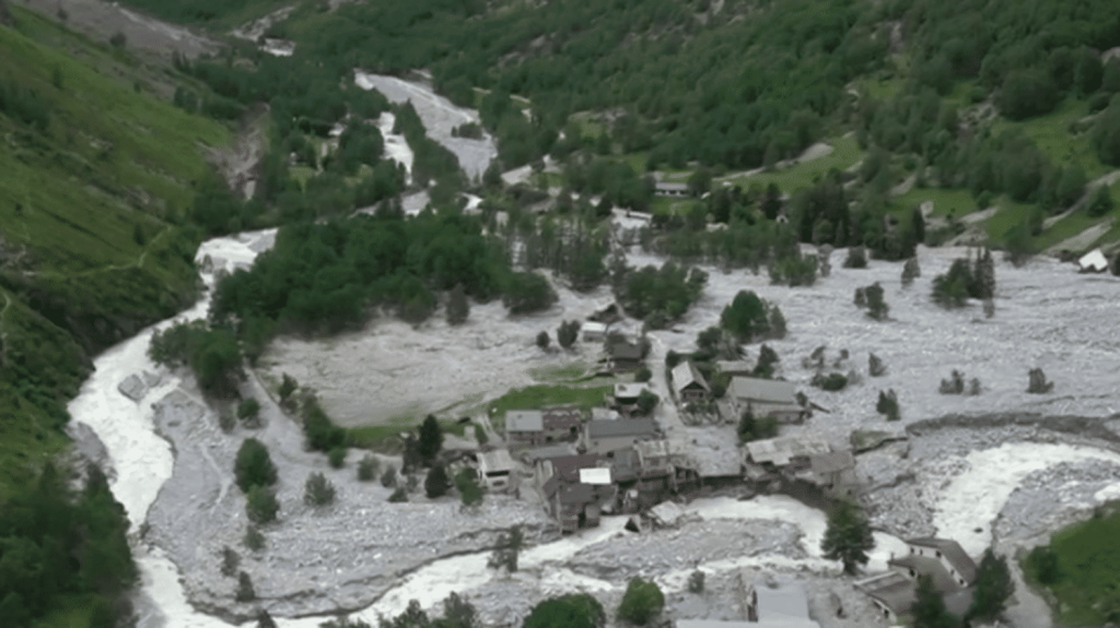 Intempéries en Isère : 48 heures après le drame, quelles perspectives pour le hameau de La Bérarde ?
Une crue torrentielle a dévasté le hameau de La Bérarde, sur la commune de Saint-Christophe-en-Oisans. 48 heures après les faits, l’heure est aux interrogations.