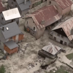 Intempéries : en Isère, un village sinistré et des évacuations en hélicoptère après un violent orage
Dans la nuit du jeudi 20 au vendredi 21 juin, un torrent a emporté un pont et un chalet près de Saint-Christophe-en-Oisans, dans l'Isère. Un mélange de flots et de boue a envahi le hameau, une commune désormais isolée.