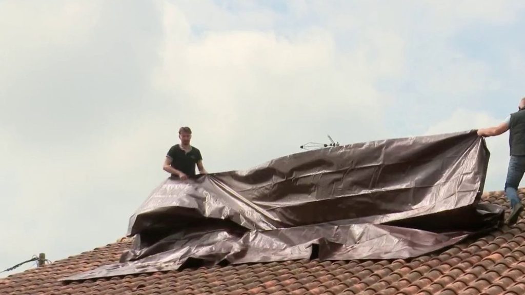 Intempéries : des assurances habitations plus chères à cause des catastrophes naturelles
De nombreux départements français ont été frappés par de fortes pluies et des orages mercredi 19 juin. Conséquence de ces intempéries, les primes d'assurance s'envolent. Certains habitants payent même leur assurance 40% plus cher.