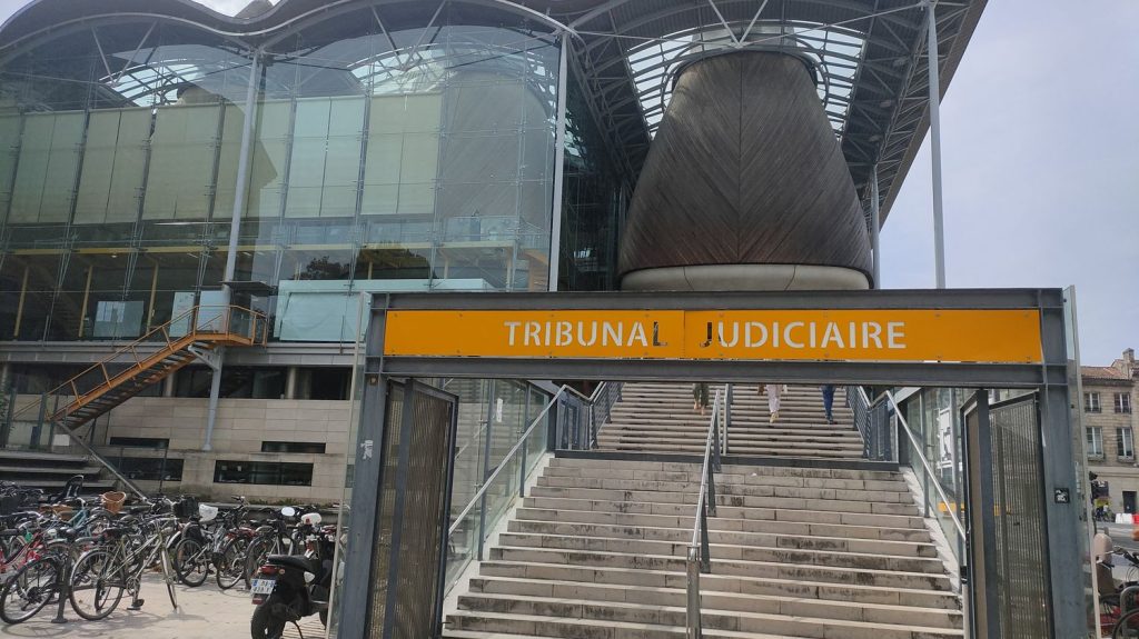 Gironde : 17 individus interpellés, suspectés d'appartenir à un groupe criminel international de vol de voitures de luxe
L'enquête a permis d'identifier "des filières de recel" en France, et "vers plusieurs pays d'Afrique de l’Ouest et d’Europe de l'Est", indique le parquet de Bordeaux vendredi.
