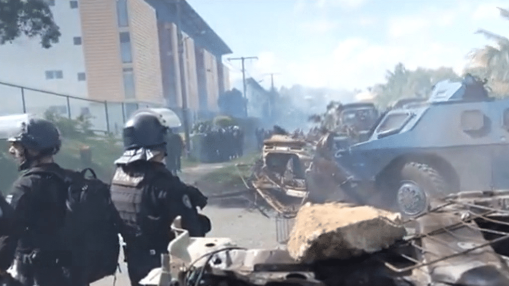 Crise en Nouvelle-Calédonie : une intervention des forces de l’ordre dans le quartier de Rivière-Salée à Nouméa
En Nouvelle-Calédonie, le long retour à la normale se poursuit. Il n’y a plus aucun quartier aux mains des émeutiers à Nouméa, comme l’a annoncé le ministre de l’Intérieur Gérald Darmanin. Une intervention des forces de l’ordre a, en effet, eu lieu dans le quartier de Rivière-Salée, vendredi 31 mai.