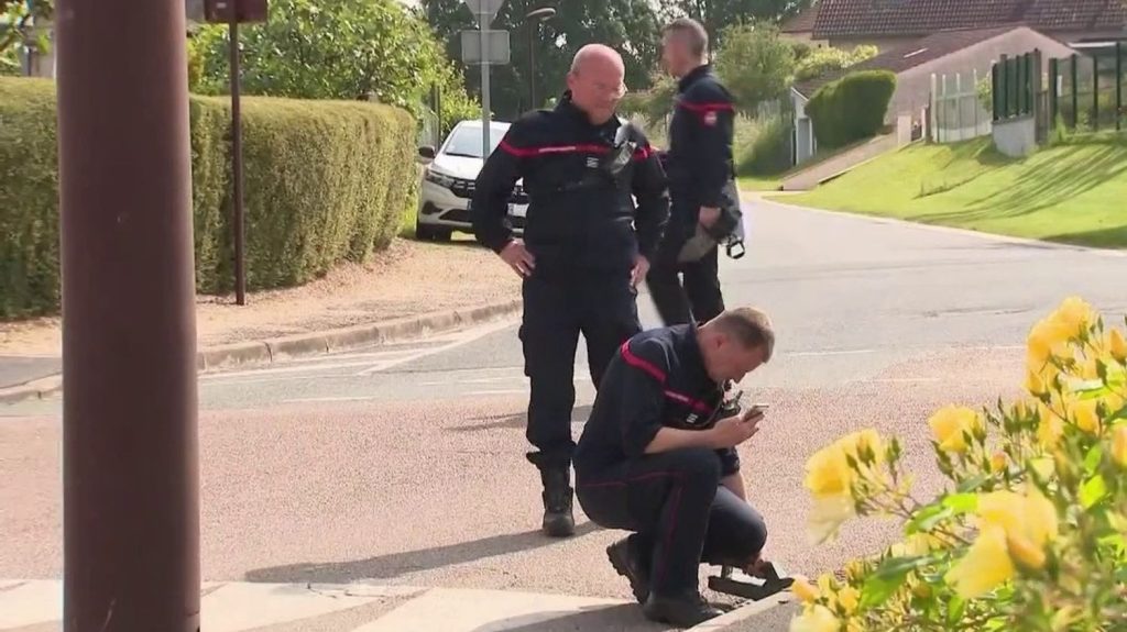 Marne : 80 élèves de primaire intoxiqués, les pompiers traquent les polluants
Que s'est-il passé dans l'école primaire de Fère-Champenoise (Marne) ? Depuis jeudi dernier, des dizaines d'élèves ont été mystérieusement intoxiqués. Les pompiers mènent l'enquête, après une quinzaine de nouveaux cas le 3 juin dans la petite commune.