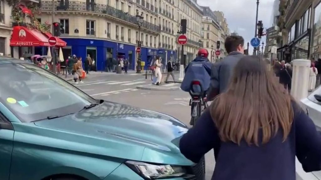 JO 2024 : l'impossible traversée de Paris
En plus des 7 500 chantiers en cours à Paris, la construction des gradins en vue des Jeux olympiques a débuté, fermant ainsi un certain nombre d'axes routiers et rendant la capitale encore plus embouteillée.