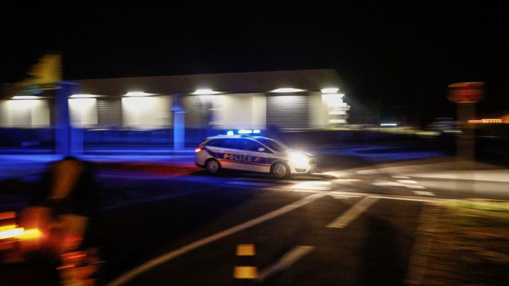Ce que l'on sait de la mort d'un jeune homme à Cherbourg, alors qu'une policière est mise en examen pour homicide volontaire
Le conducteur de 19 ans n'a "pas obtempéré aux sommations" et a poursuivi sa route avant d'être forcé à s'arrêter par le véhicule d'un second équipage de police, a rapporté le procureur de Cherbourg.