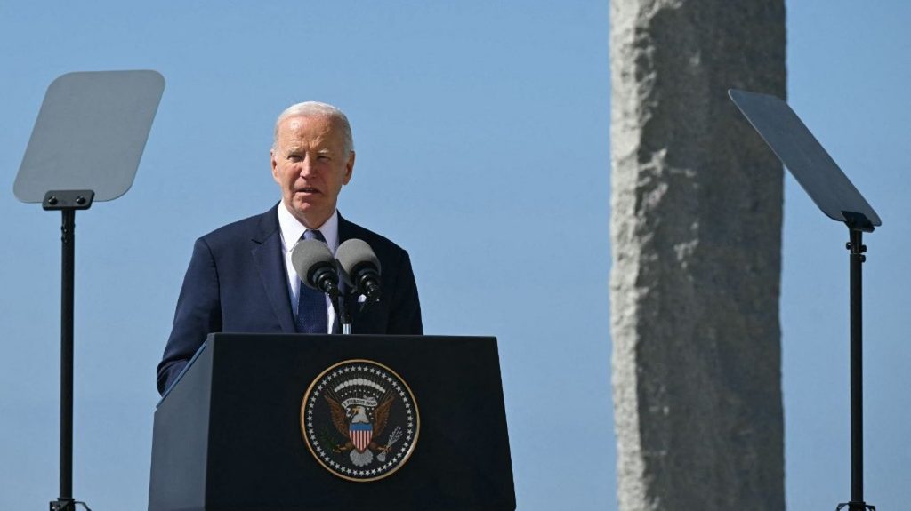 Cérémonies des 80 ans du Débarquement : Joe Biden célèbre les Rangers qui ont "commencé à sauver le monde" à la pointe du Hoc
Le président américain a rendu hommage aux soldats américains qui se sont emparés du lieu le 6 juin 1944.