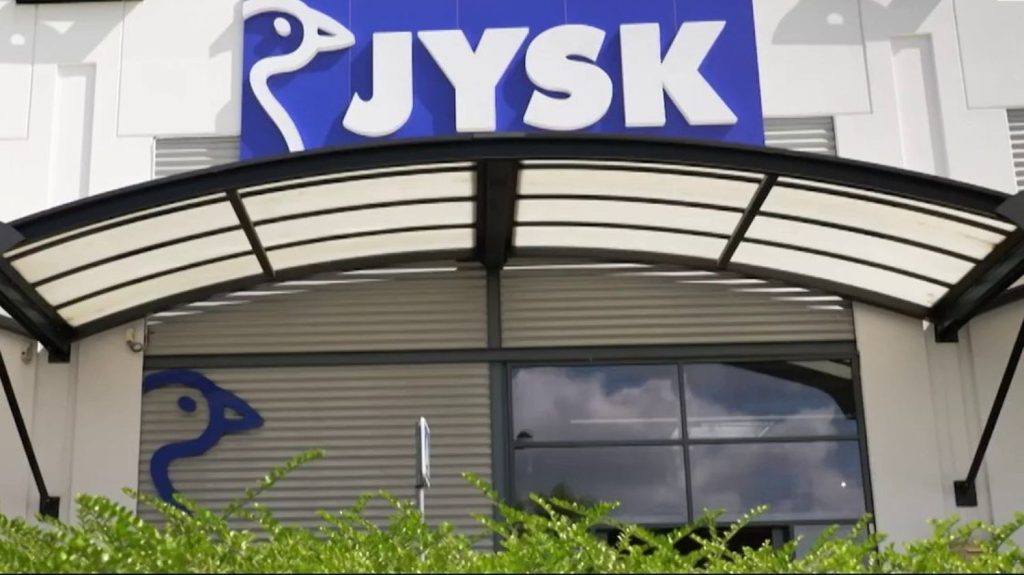 Ameublement : zoom sur une nouvelle enseigne danoise
Jysk, nouvelle enseigne d’ameublement danoise, compte déjà 74 magasins en France, et l’entreprise veut en avoir 450 dans les prochaines années. Elle veut faire concurrence à Ikea.