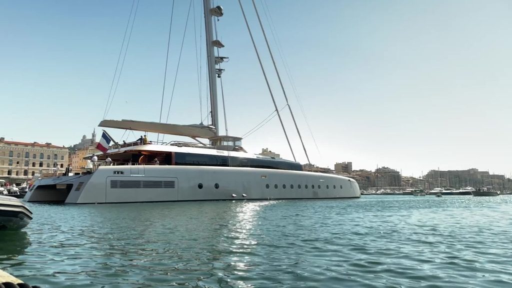 L’Art Explorer, premier bateau-musée au monde, fait escale dans le Vieux-Port de Marseille
C’est la troisième étape d’un périple qui va le mener dans 15 pays de la Méditerranée jusqu’au printemps 2026, dans le cadre du Festival Art Explora.