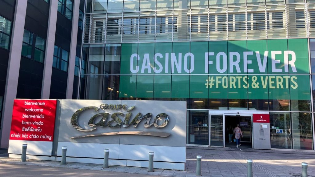 Reportage
Législatives 2024 : à Saint-Étienne, les employés de Casino "n'attendent plus rien des politiques"
Après la faillite et le rachat du groupe Casino, entre 1 300 et 3 200 postes vont être supprimés, dont plus de 500 au siège historique de la marque, à Saint-Étienne. Une situation qui semble ternir l'intérêt des salariés pour les législatives.