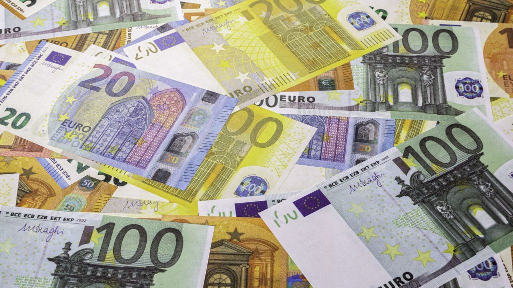 ESS : l’épargne solidaire a le vent en poupe
Trente milliards d’euros, c’est ce que pèse aujourd’hui en France ce que l’on appelle l’épargne solidaire, une épargne spécifique qui séduit de plus en plus les Français. Plus de 150 000 entreprises intègrent en France l'ESS, l'économie sociale et solidaire.