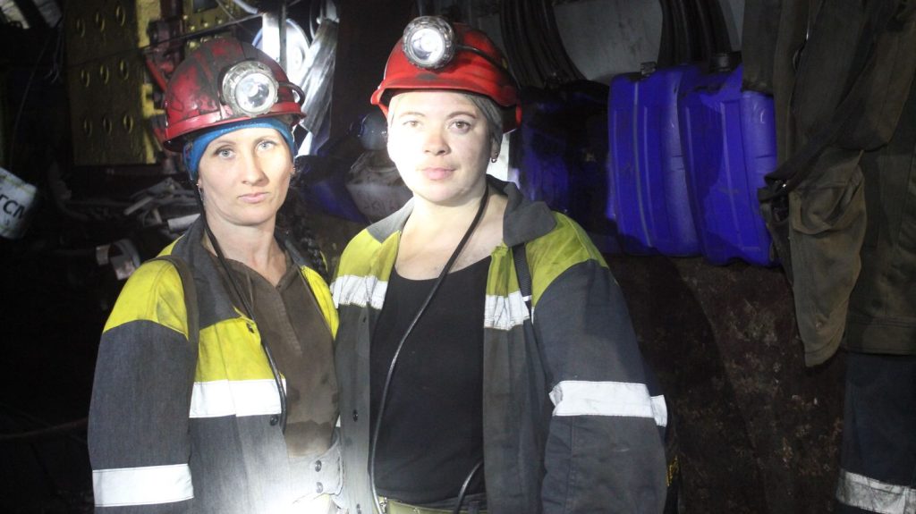 Reportage
"Pour les gars d'ici, une femme dans la mine, ce n'est pas possible" : depuis le début de la guerre, les Ukrainiennes peuvent travailler dans les galeries
Elles n'étaient pas les bienvenues sous terre en Ukraine. Désormais, la présence des femmes est acceptée pour l'effort de guerre contre la Russie. Nous les avons rencontrées à 510 mètres de profondeur.