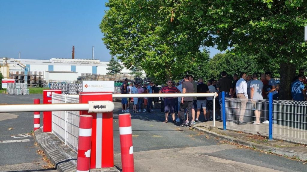 Liquidation judiciaire d'Impériales Wheels dans l'Indre : opération escargot des salariés qui recevront leur lettre de licenciement en juillet
Après la liquidation judiciaire du dernier fabriquant français de jantes en aluminium, les salariés ont protesté mercredi 26 juin contre leur licenciement.
