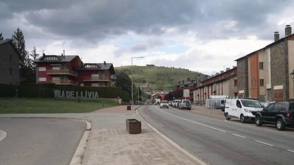 Pyrénées-Orientales : à la découverte de Llivia, une ville catalane enclavée
Le 13 Heures vous emmène à la découverte d’une petite ville catalane enclavée. Officiellement espagnole, la commune fait de sa curiosité un atout touristique des Pyrénées-Orientales.