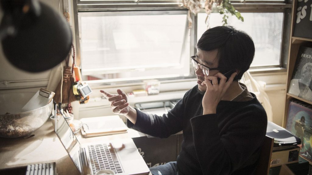 Intelligence artificielle : un logiciel supprime les émotions des clients mécontents pour protéger les employés dans des centres d'appels au Japon
Dans les centres d’appels, de plus en plus de travailleurs au Japon ont affaire à des clients toujours plus odieux. Au point qu'une entreprise a mis au point un logiciel capable d'effacer les émotions dans les voix coléreuses, et ainsi protéger le moral des employés.