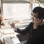 Intelligence artificielle : un logiciel supprime les émotions des clients mécontents pour protéger les employés dans des centres d'appels au Japon
Dans les centres d’appels, de plus en plus de travailleurs au Japon ont affaire à des clients toujours plus odieux. Au point qu'une entreprise a mis au point un logiciel capable d'effacer les émotions dans les voix coléreuses, et ainsi protéger le moral des employés.