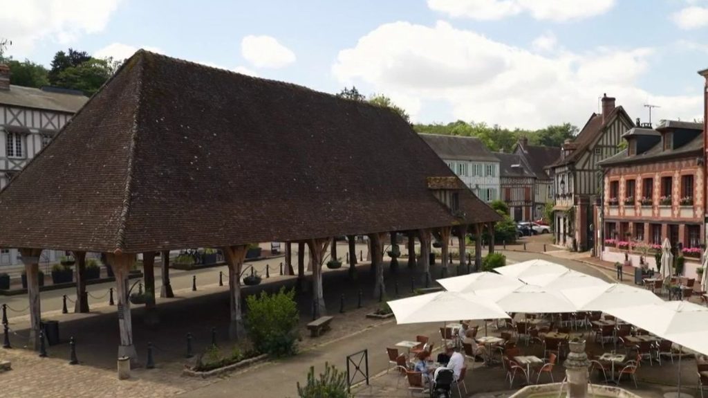 Patrimoine : à la découverte de Lyons-la-Forêt, le cœur de la Normandie
Le 13 Heures du vendredi 14 juin fait escale dans l'un des plus beaux villages de France, à Lyons-la-Forêt (Eure). Avec ses maisons en bois et ses briques roses, la commune est un trésor de la Normandie.