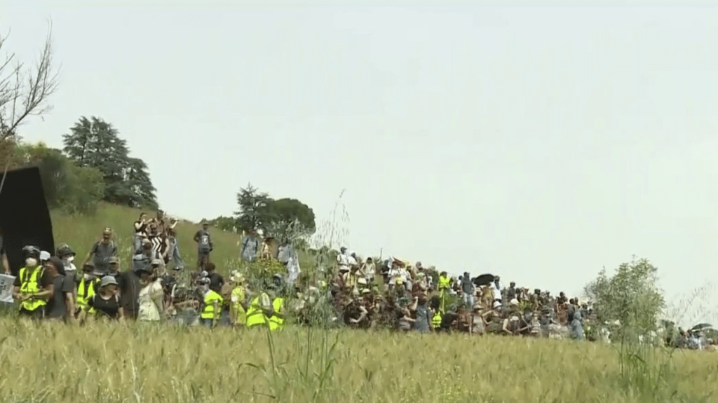 Autoroute A69 : des milliers de manifestants rassemblés dans le Tarn
Des milliers de militants écologistes se sont regroupés, samedi 8 juin, pour militer contre le projet d’’autoroute A69. Il y a eu des affrontements violents entre les forces de l’ordre et les manifestants.