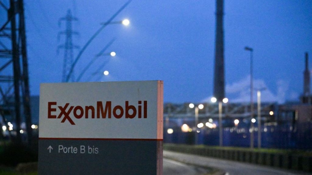 ExxonMobil : 500 personnes manifestent sur le site de Notre-Dame-de-Gravenchon pour protester contre le plan social
Selon les syndicats, toute la région va être affectée par ces suppressions de postes, entre 2 000 à 5 000 emplois sont en péril.