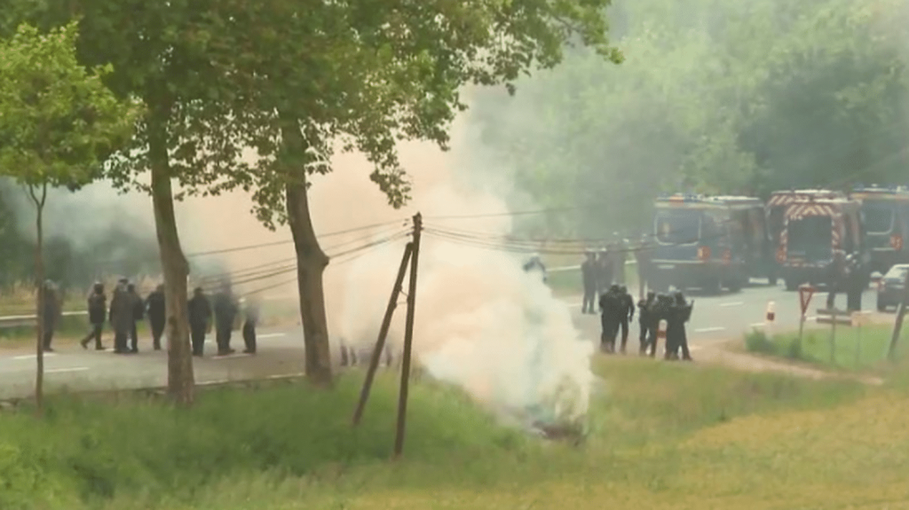 Vidéo
Rassemblement interdit contre l’autoroute A69 : une mobilisation sous tension
Des milliers de manifestants se sont réunis dans le Tarn, samedi 8 juin, pour protester contre la construction de l’A69 entre Castres et Toulouse. Parmi eux, quelques centaines d’éléments très radicaux.
