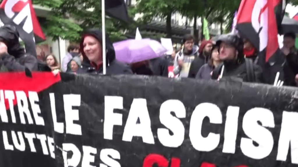Mort de Clément Méric : à Paris, des militants pro-palestiniens et pour l’indépendance de la Nouvelle-Calédonie rejoignent l’hommage
À Paris, des milliers de manifestants pro-palestiniens se sont rassemblés dans l’après-midi du samedi 1er juin. Avec des partisans des indépendantistes de Nouvelle-Calédonie, ils se sont joints au cortège en hommage au militant d’ultragauche Clément Méric, tué il y a 11 ans par des skinheads.