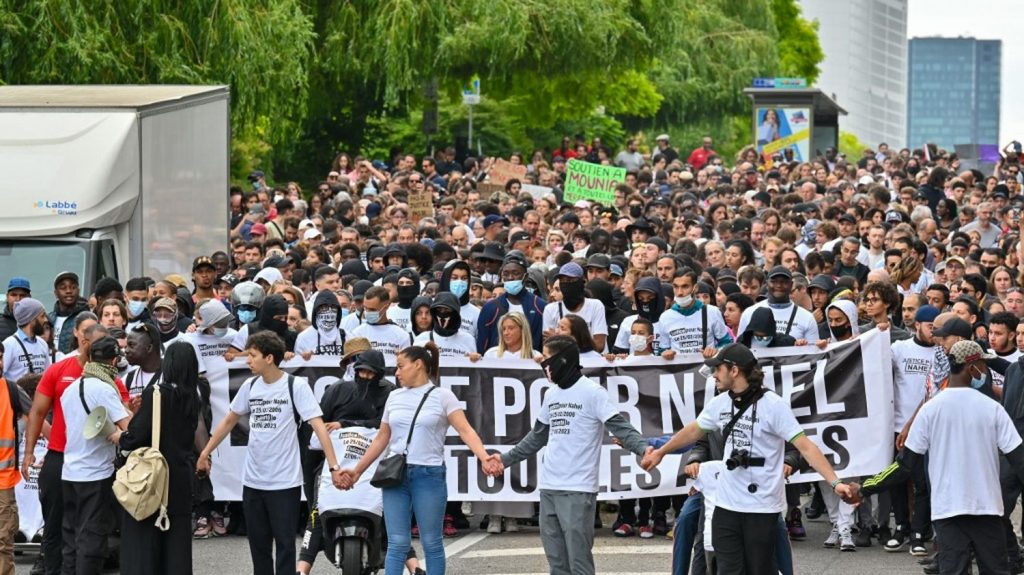 Mort de Nahel à Nanterre : un an après, une marche silencieuse réunit plusieurs centaines de personnes
Le cortège s'est élancé samedi en début d'après-midi, près de l'endroit où vivait l'adolescent de 17 ans, en direction de la place Nelson-Mandela où il a été tué par un policier lors d'un contrôle.