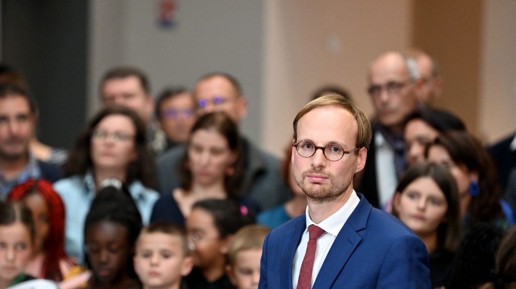 Le maire de Laval porte plainte après avoir reçu des menaces sur les réseaux sociaux
Une vidéo montrant Florian Bercault en train de danser avec des membres de la communauté guinéenne lors d'une fête d'association est à l'origine de ces menaces.