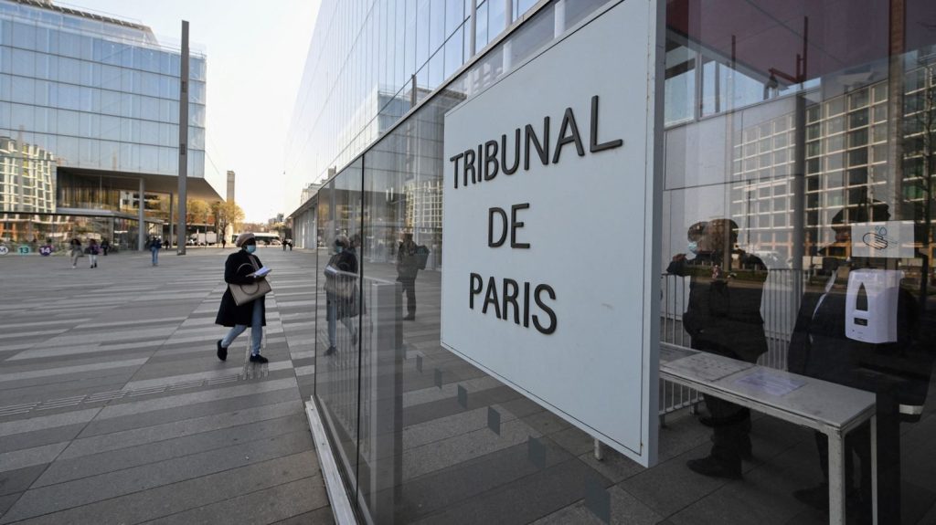Tags de cercueils à Paris : trois Moldaves mis en examen et laissés libres
Ils sont soupçonnés d'avoir réalisé des tags au pochoir représentant un cercueil et accompagnés de l'inscription "Soldats français morts en Ukraine", découverts vendredi dans le 7e arrondissement de Paris.