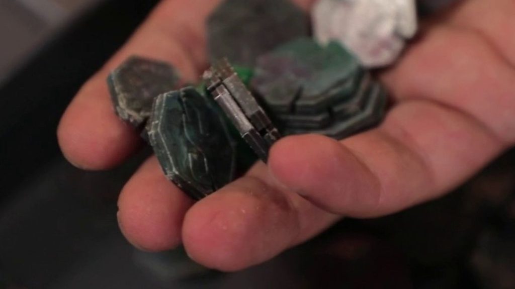 A Marseille, ramasser des déchets permet de gagner une monnaie alternative
Ces pièces en plastique recyclé donnent droit à des cadeaux dans certains commerces. Une monnaie alternative que l’on peut gagner en ramassant des déchets.