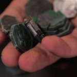 A Marseille, ramasser des déchets permet de gagner une monnaie alternative
Ces pièces en plastique recyclé donnent droit à des cadeaux dans certains commerces. Une monnaie alternative que l’on peut gagner en ramassant des déchets.