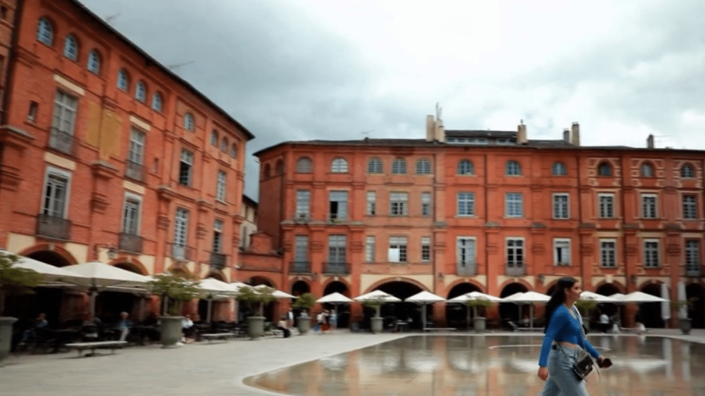 Patrimoine : Montauban, la plus rose des villes roses
Toulouse n'est pas la seule ville rose du Sud-Ouest. Dans la ville voisine de Montauban, dans le Tarn-et-Garonne, on retrouve les mêmes briques et la même lumière. La place Nationale et ses belles arcades en font notamment le charme.