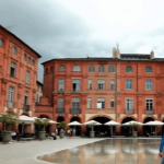 Patrimoine : Montauban, la plus rose des villes roses
Toulouse n'est pas la seule ville rose du Sud-Ouest. Dans la ville voisine de Montauban, dans le Tarn-et-Garonne, on retrouve les mêmes briques et la même lumière. La place Nationale et ses belles arcades en font notamment le charme.