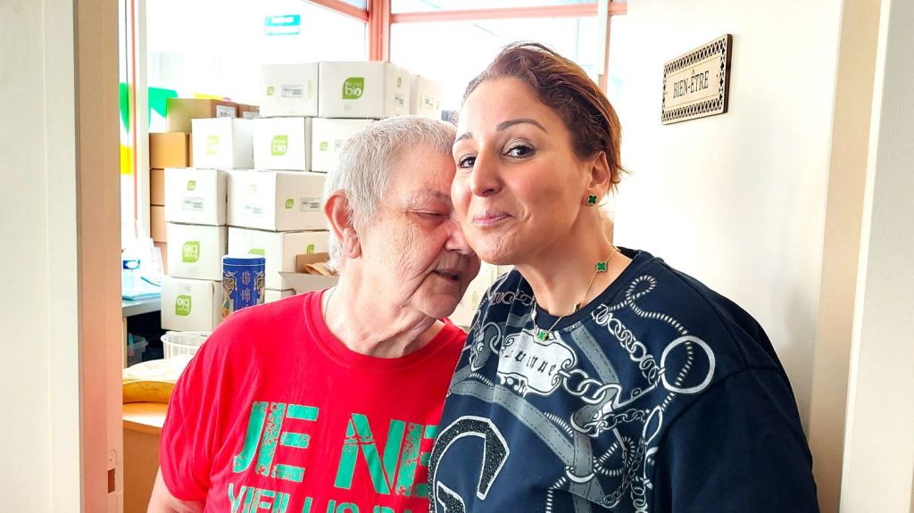 La vie de Nelly (5/6) : Tendre la main
Benjamin Illy vous raconte "la vie de Nelly", 73 ans, retraitée modeste à Saint-Denis et fan absolue de Johnny Hallyday. Mais Nelly est bien plus que cela. À travers elle, c’est un bout de France qui se dessine, avec des rires, des larmes, du rock'n'roll et Laura Smet.
