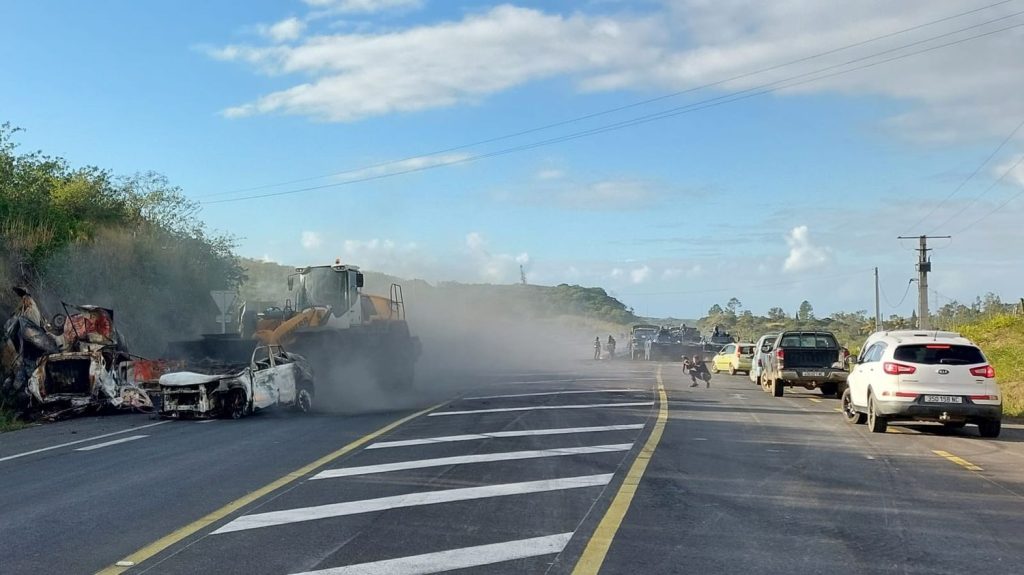 Reportage
En Nouvelle-Calédonie, "on conjugue le verbe déblayer à tous les temps" : les interventions des forces de l'ordre ne servent à rien, selon des habitants
Quand rouvrira l'aéroport international de Nouméa ? La question reste posée alors que les forces de l’ordre multiplient les opérations pour tenter de dégager la RT1, l'axe principal qui dessert la Grande-Terre du nord au sud. Mais aussitôt déblayée, aussitôt re-barricadée… La patience des locaux et des voyageurs est mise à rude épreuve.