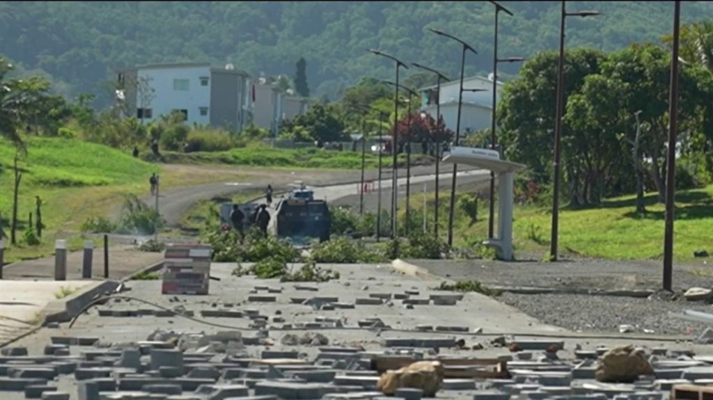 Nouvelle-Calédonie : l’archipel est paralysé, au bord de la faillite
En Nouvelle-Calédonie, l’économie est au bord du précipice : problèmes d’approvisionnement, perte de compétitivité : les conséquences sont multiples.