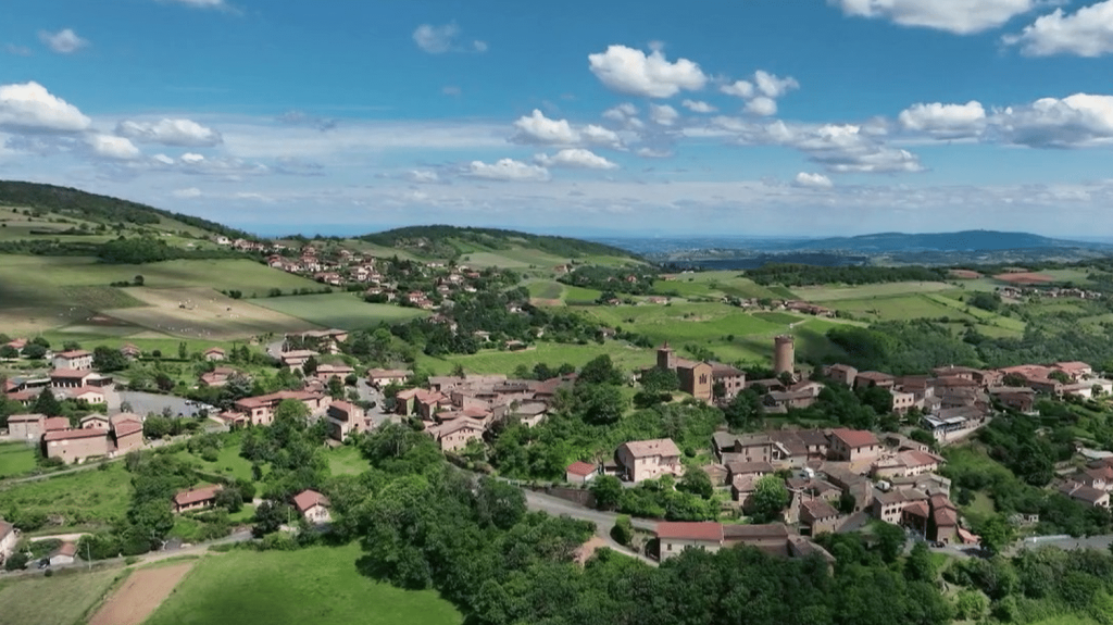 Patrimoine : Oingt, le village aux pierres dorées
Dimanche 16 juin, la série "Chemins de Traverse" prend la direction de Oingt, dans le sud du Beaujolais, aux portes de Lyon (Rhône), dans un village où les ruelles s’illuminent et changent de couleur sans aucun artifice. On le doit à une pierre dorée qui fait la renommée de la cité médiévale.