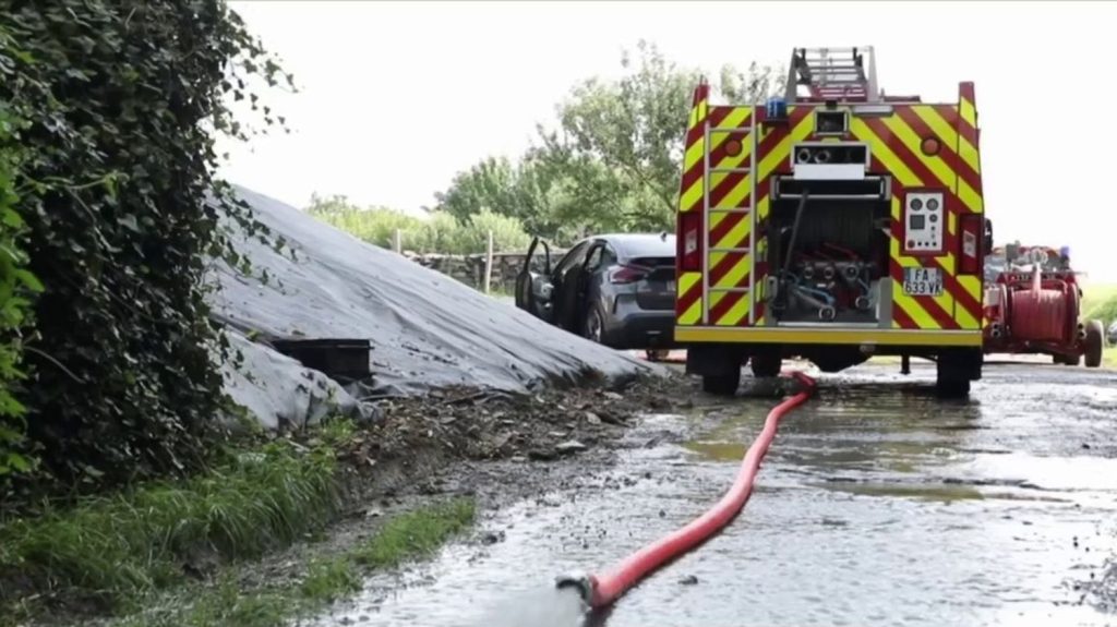 Intempéries : un orage très violent provoque un "torrent" en Haute-Saône
Des pluies torrentielles et des orages très violents ont frappé la Haute-Saône dans la nuit du 26 au 27 juin. Des torrents de boue ont notamment traversé plusieurs communes.