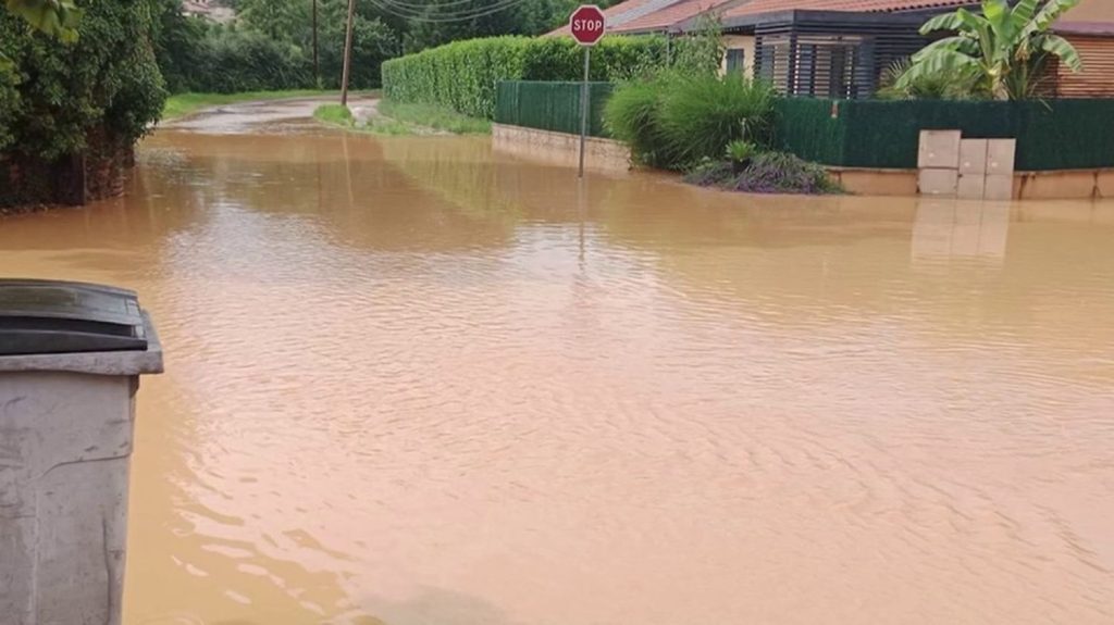 Intempéries : des orages violents ont touché la Haute-Saône
De violents orages ont frappé la Haute-Saône, dans la nuit du mercredi 26 au jeudi 27 juin. Un mois de pluie est tombé en quelques heures à certains endroits, provoquant des torrents de boue. Les habitants ont dû être évacués.