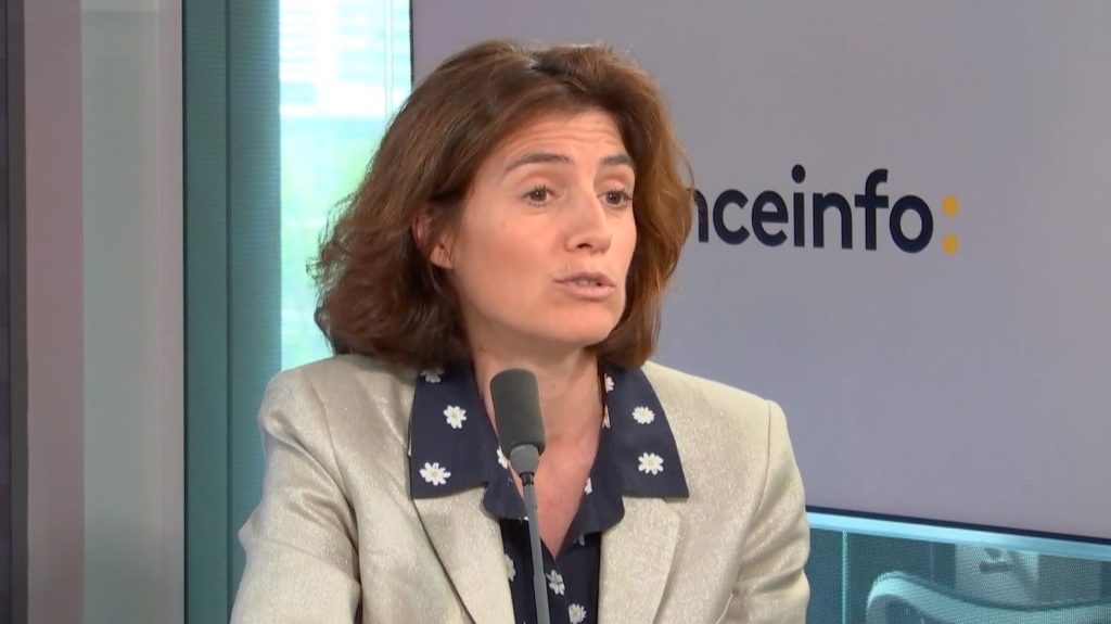 Orange : "les Jeux olympiques, c'est 32 coupes du monde de foot en même temps", explique la dirigeante du seul opérateur qui couvrira les JO
Christel Heydemann est à la tête d'Orange, opérateur français historique. Avec 49 milliards d'euros de chiffre d'affaires l'an dernier et 129 500 salariés dans le monde, dont 70 000 en France, Orange sera le seul opérateur des Jeux olympiques et paralympiques de Paris.