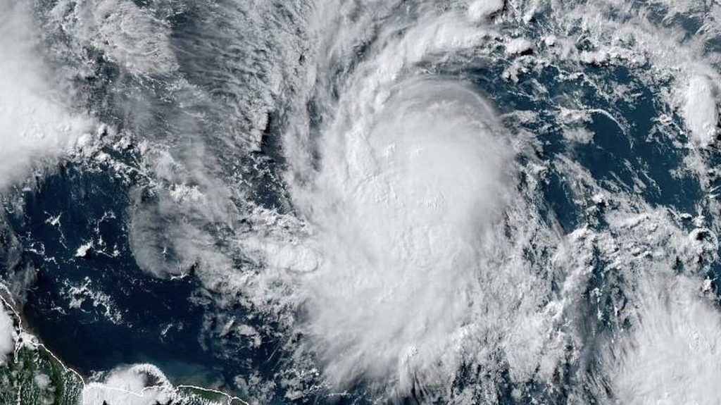 L'ouragan Béryl, premier de la saison aux Antilles, atteint la catégorie 3, synonyme de "très dangereux"
Un tel phénomène si tôt dans la saison est très rare selon des experts, le changement climatique rendant les phénomènes météorologiques extrêmes, comme les ouragans, plus fréquents et dévastateurs.