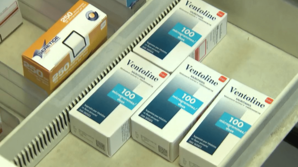 Santé : les pénuries de Ventoline inquiètent les pharmacies et les patients
Les pénuries de médicaments dans les pharmacies touchent désormais la Ventoline, un produit qui peut être vital pour les asthmatiques. En cette période de pollen et d’allergies, la demande est forte et les stocks manquent.