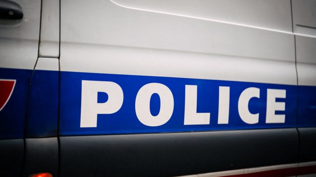 Soupçons de violences policières à Vénissieux : une plainte déposée par un homme filmé au sol frappé par la police
Le parquet de Lyon avait annoncé, début juin, l'ouverture d'une enquête judiciaire après la diffusion sur les réseaux sociaux d'une vidéo montrant un jeune homme roué de coups par un policier.