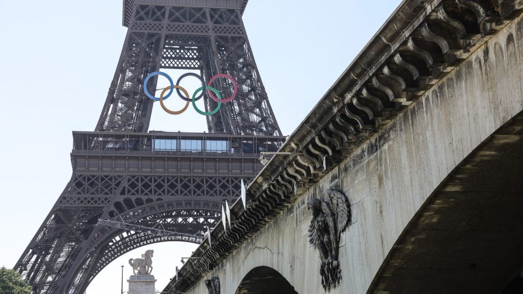 Métro, trains, axes routiers... Le plan de transport pour la cérémonie d'ouverture des Jeux olympiques et paralympiques de Paris 2024 dévoilé
Le ministère des Transports, la préfecture de police de Paris et Île-de-France Mobilités ont présenté jeudi le plan de transport pour la cérémonie d'ouverture des Jeux olympiques et paralympiques de Paris 2024, prévue le 26 juillet.