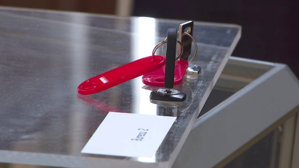 Européennes 2024 : derniers préparatifs dans les bureaux de vote français
Du Jura au Puy-de-Dôme, les bureaux de vote se préparent partout en France pour les européennes. Les premiers électeurs sont attendus dimanche 9 juin, à partir de 8 heures du matin.