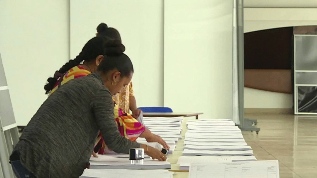 Crise en Nouvelle-Calédonie : les habitants de Nouméa se préparent aux élections européennes
Alors que la situation est toujours très tendue, Nouméa se prépare à voter pour les élections européennes, samedi 8 juin.